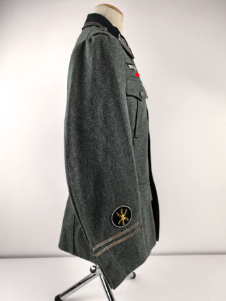 Feldbluse Modell 1936 für einen Angehörigen des Heeres. Ungetragenes Kammerstück von 1939, Brustadler und Kragenspiegel original vernäht, Im Bereich der linken Brust einige kleine Löcher , sonst einwandfrei