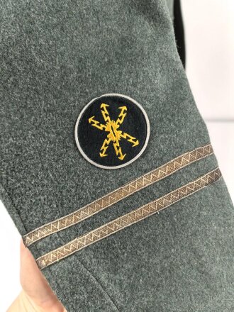 Feldbluse Modell 1936 für einen Angehörigen des Heeres. Ungetragenes Kammerstück von 1939, Brustadler und Kragenspiegel original vernäht, Im Bereich der linken Brust einige kleine Löcher , sonst einwandfrei