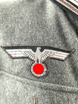 Feldbluse Modell 1936 für einen Angehörigen des Heeres. Ungetragenes Kammerstück von 1939, Brustadler und Kragenspiegel original vernäht, Im Bereich der linken Brust einige kleine Löcher , sonst einwandfrei