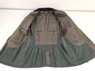 Feldbluse Modell 1936 für einen Angehörigen des Heeres. Ungetragenes Kammerstück von 1939, Brustadler und Kragenspiegel original vernäht, Im Bereich der linken Brust einige kleine Löcher , sonst einwandfrei