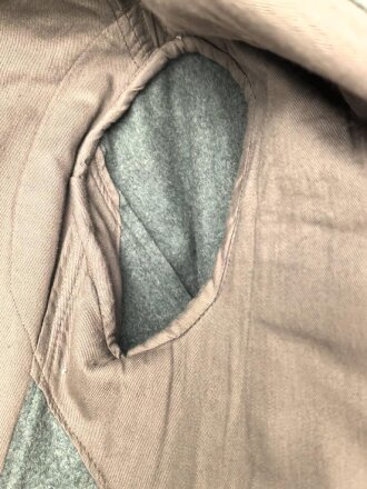Feldbluse Modell 1936 für einen Angehörigen des Heeres. Ungetragenes Kammerstück von 1939, Brustadler und Kragenspiegel original vernäht, Im Bereich der linken Brust einige kleine Löcher , sonst einwandfrei