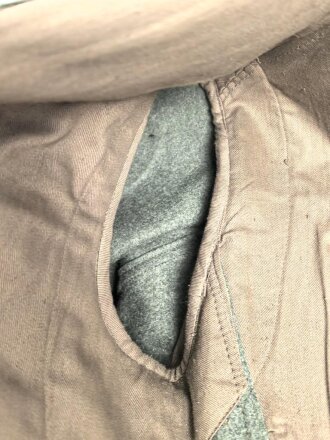 Feldbluse Modell 1936 für einen Angehörigen des Heeres. Ungetragenes Kammerstück von 1939, Brustadler und Kragenspiegel original vernäht, Im Bereich der linken Brust einige kleine Löcher , sonst einwandfrei