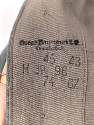 Feldbluse Modell 1936 für einen Angehörigen des Heeres. Ungetragenes Kammerstück von 1939, Brustadler und Kragenspiegel original vernäht, Im Bereich der linken Brust einige kleine Löcher , sonst einwandfrei