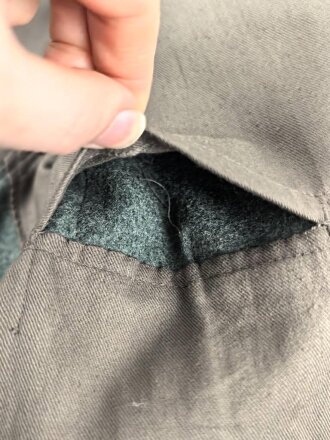 Feldbluse Modell 1936 für einen Angehörigen des Heeres. Ungetragenes Kammerstück von 1939, Brustadler und Kragenspiegel original vernäht, Im Bereich der linken Brust einige kleine Löcher , sonst einwandfrei