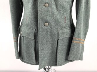 Feldbluse Modell 1936 für einen Angehörigen des Heeres. Ungetragenes Kammerstück von 1939, Brustadler und Kragenspiegel original vernäht, Im Bereich der linken Brust einige kleine Löcher , sonst einwandfrei