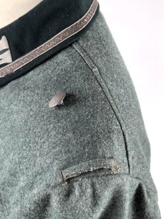 Feldbluse Modell 1936 für einen Angehörigen des Heeres. Ungetragenes Kammerstück von 1939, Brustadler und Kragenspiegel original vernäht, Im Bereich der linken Brust einige kleine Löcher , sonst einwandfrei