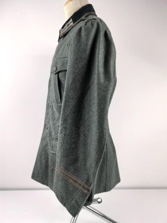Feldbluse Modell 1936 für einen Angehörigen des Heeres. Ungetragenes Kammerstück von 1939, Brustadler und Kragenspiegel original vernäht, Im Bereich der linken Brust einige kleine Löcher , sonst einwandfrei