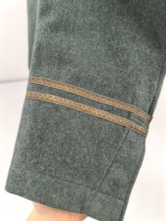 Feldbluse Modell 1936 für einen Angehörigen des Heeres. Ungetragenes Kammerstück von 1939, Brustadler und Kragenspiegel original vernäht, Im Bereich der linken Brust einige kleine Löcher , sonst einwandfrei