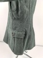 Feldbluse Modell 1936 für einen Angehörigen des Heeres. Ungetragenes Kammerstück von 1939, Brustadler und Kragenspiegel original vernäht, Im Bereich der linken Brust einige kleine Löcher , sonst einwandfrei
