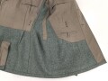 Feldbluse Modell 1936 für einen Angehörigen des Heeres. Ungetragenes Kammerstück von 1939, Brustadler und Kragenspiegel original vernäht, Im Bereich der linken Brust einige kleine Löcher , sonst einwandfrei