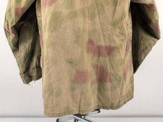 Luftwaffe, Tarnfeldbluse für Angehörige der Felddivision. Getragenes Stück, der Brustadler original vernäht.