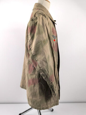 Luftwaffe, Tarnfeldbluse für Angehörige der Felddivision. Getragenes Stück, der Brustadler original vernäht.