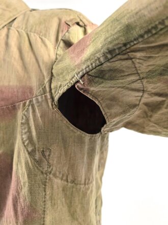 Luftwaffe, Tarnfeldbluse für Angehörige der Felddivision. Getragenes Stück, der Brustadler original vernäht.