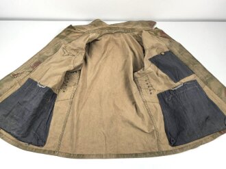 Luftwaffe, Tarnfeldbluse für Angehörige der Felddivision. Getragenes Stück, der Brustadler original vernäht.