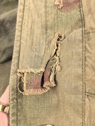 Luftwaffe, Tarnfeldbluse für Angehörige der Felddivision. Getragenes Stück, der Brustadler original vernäht.