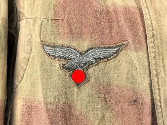 Luftwaffe, Tarnfeldbluse für Angehörige der Felddivision. Getragenes Stück, der Brustadler original vernäht.