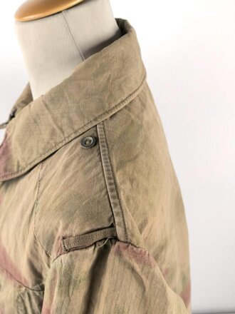 Luftwaffe, Tarnfeldbluse für Angehörige der Felddivision. Getragenes Stück, der Brustadler original vernäht.