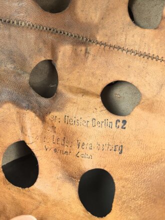 Stahlhelm Modell 1938 für Fallschirmjäger. In allen Teilen original und zusammengehörig, das Hakenkreuz vollständig erhalten. ET66