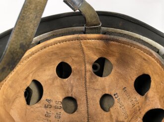 Stahlhelm Modell 1938 für Fallschirmjäger. In allen Teilen original und zusammengehörig, das Hakenkreuz vollständig erhalten. ET66