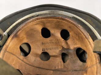 Stahlhelm Modell 1938 für Fallschirmjäger. In allen Teilen original und zusammengehörig, das Hakenkreuz vollständig erhalten. ET66