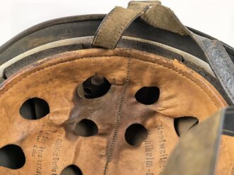 Stahlhelm Modell 1938 für Fallschirmjäger. In allen Teilen original und zusammengehörig, das Hakenkreuz vollständig erhalten. ET66