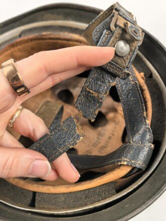 Stahlhelm Modell 1938 für Fallschirmjäger. In allen Teilen original und zusammengehörig, das Hakenkreuz vollständig erhalten. ET66