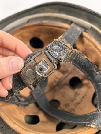 Stahlhelm Modell 1938 für Fallschirmjäger. In allen Teilen original und zusammengehörig, das Hakenkreuz vollständig erhalten. ET66