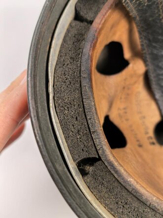 Stahlhelm Modell 1938 für Fallschirmjäger. In allen Teilen original und zusammengehörig, das Hakenkreuz vollständig erhalten. ET66