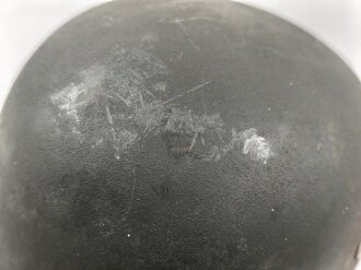 Stahlhelm Modell 1938 für Fallschirmjäger. In allen Teilen original und zusammengehörig, das Hakenkreuz vollständig erhalten. ET66