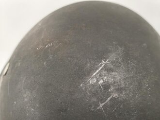 Stahlhelm Modell 1938 für Fallschirmjäger. In allen Teilen original und zusammengehörig, das Hakenkreuz vollständig erhalten. ET66