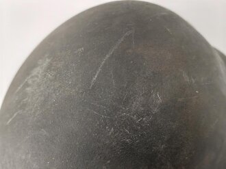 Stahlhelm Modell 1938 für Fallschirmjäger. In allen Teilen original und zusammengehörig, das Hakenkreuz vollständig erhalten. ET66