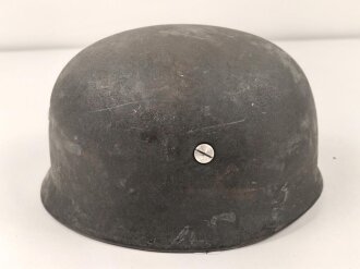 Stahlhelm Modell 1938 für Fallschirmjäger. In allen Teilen original und zusammengehörig, das Hakenkreuz vollständig erhalten. ET66