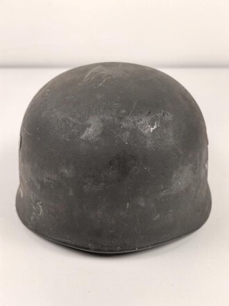 Stahlhelm Modell 1938 für Fallschirmjäger. In allen Teilen original und zusammengehörig, das Hakenkreuz vollständig erhalten. ET66