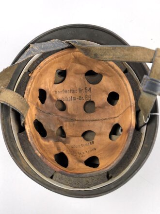 Stahlhelm Modell 1938 für Fallschirmjäger. In allen Teilen original und zusammengehörig, das Hakenkreuz vollständig erhalten. ET66