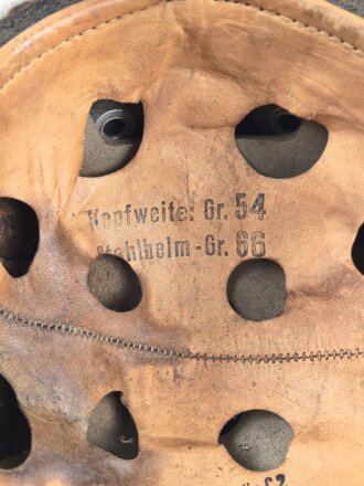 Stahlhelm Modell 1938 für Fallschirmjäger. In allen Teilen original und zusammengehörig, das Hakenkreuz vollständig erhalten. ET66