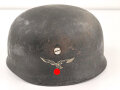 Stahlhelm Modell 1938 für Fallschirmjäger. In allen Teilen original und zusammengehörig, das Hakenkreuz vollständig erhalten. ET66