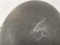 Stahlhelm Modell 1938 für Fallschirmjäger. In allen Teilen original und zusammengehörig, das Hakenkreuz vollständig erhalten. ET66