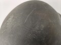 Stahlhelm Modell 1938 für Fallschirmjäger. In allen Teilen original und zusammengehörig, das Hakenkreuz vollständig erhalten. ET66