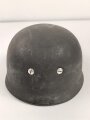 Stahlhelm Modell 1938 für Fallschirmjäger. In allen Teilen original und zusammengehörig, das Hakenkreuz vollständig erhalten. ET66