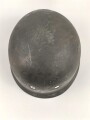 Stahlhelm Modell 1938 für Fallschirmjäger. In allen Teilen original und zusammengehörig, das Hakenkreuz vollständig erhalten. ET66
