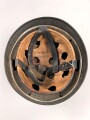 Stahlhelm Modell 1938 für Fallschirmjäger. In allen Teilen original und zusammengehörig, das Hakenkreuz vollständig erhalten. ET66