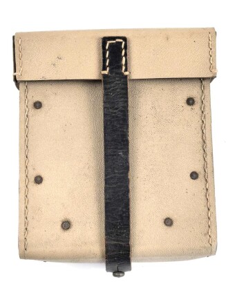 Werkzeugtasche MG34/42 Wehrmacht aus gelbem Ersatzmaterial. Sehr guter Zustand, ein ungebrauchter Handschützer innliegend, dieser datiert 1944