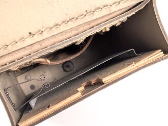 Werkzeugtasche MG34/42 Wehrmacht aus gelbem Ersatzmaterial. Sehr guter Zustand, ein ungebrauchter Handschützer innliegend, dieser datiert 1944