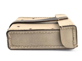 Werkzeugtasche MG34/42 Wehrmacht aus gelbem Ersatzmaterial. Sehr guter Zustand, ein ungebrauchter Handschützer innliegend, dieser datiert 1944