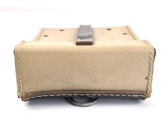 Werkzeugtasche MG34/42 Wehrmacht aus gelbem Ersatzmaterial. Sehr guter Zustand, ein ungebrauchter Handschützer innliegend, dieser datiert 1944