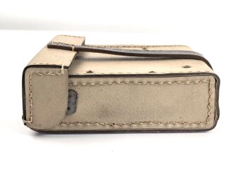 Werkzeugtasche MG34/42 Wehrmacht aus gelbem Ersatzmaterial. Sehr guter Zustand, ein ungebrauchter Handschützer innliegend, dieser datiert 1944