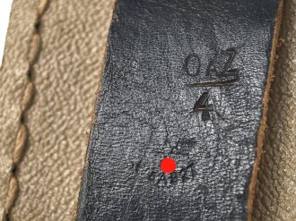 Werkzeugtasche MG34/42 Wehrmacht aus gelbem Ersatzmaterial. Sehr guter Zustand, ein ungebrauchter Handschützer innliegend, dieser datiert 1944