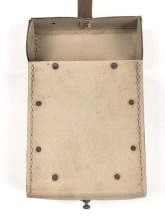 Werkzeugtasche MG34/42 Wehrmacht aus gelbem Ersatzmaterial. Sehr guter Zustand, ein ungebrauchter Handschützer innliegend, dieser datiert 1944