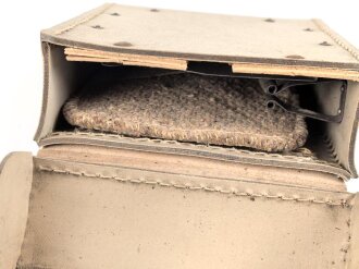 Werkzeugtasche MG34/42 Wehrmacht aus gelbem Ersatzmaterial. Sehr guter Zustand, ein ungebrauchter Handschützer innliegend, dieser datiert 1944