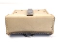 Werkzeugtasche MG34/42 Wehrmacht aus gelbem Ersatzmaterial. Sehr guter Zustand, ein ungebrauchter Handschützer innliegend, dieser datiert 1944